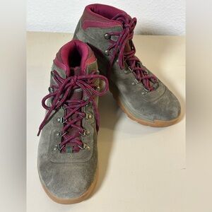 Columbia Women's Gray and Burgundy Winter Boots
